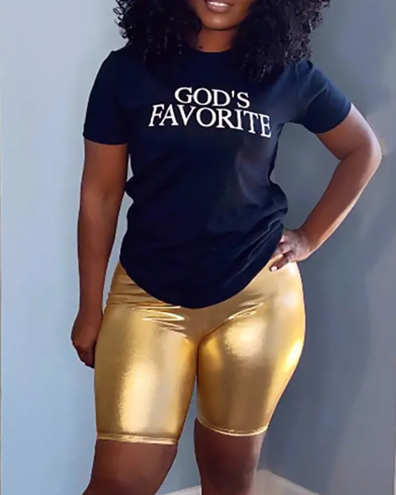 Conjunto de pantalones cortos y top de manga corta con estampado de letras
