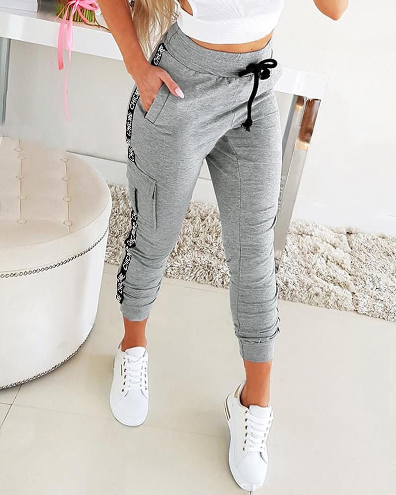 

Pantalones con puños y diseño de bolsillo con parche y cinta con letras, Gray