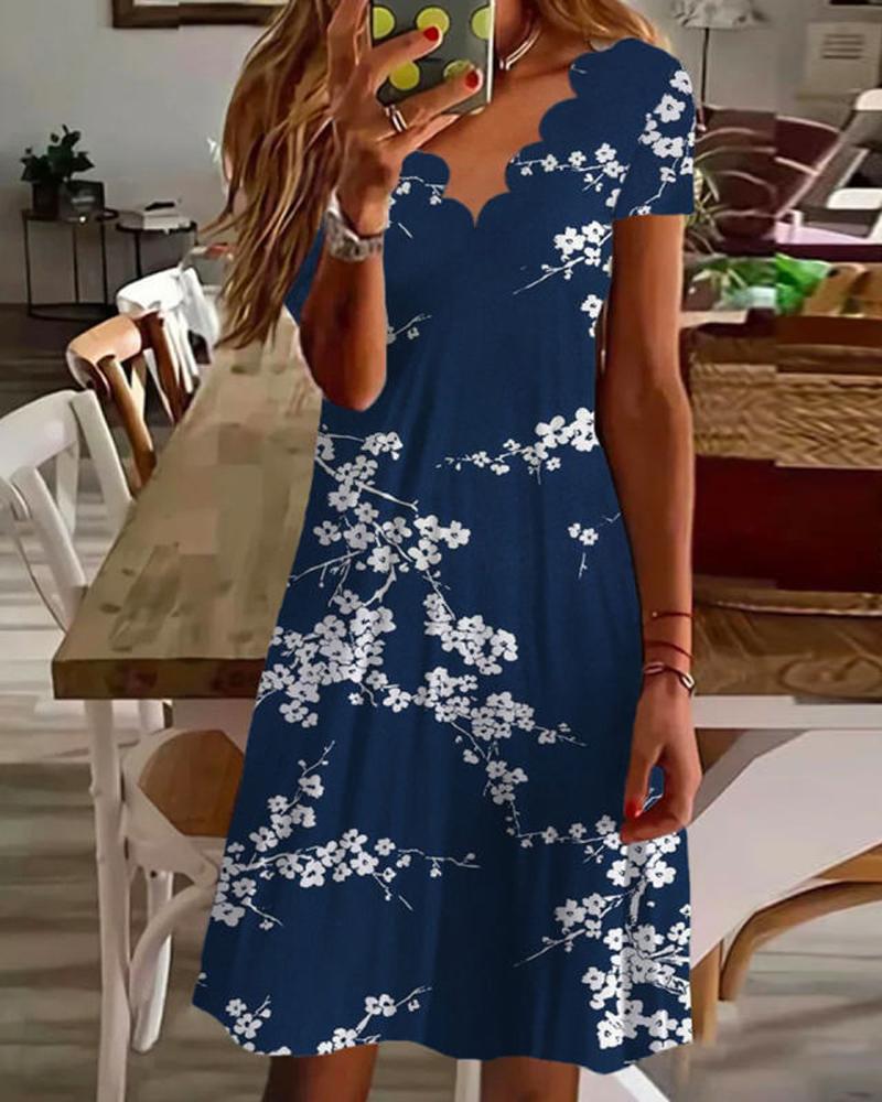 Vestido informal con cuello en V y ribete festoneado con estampado floral