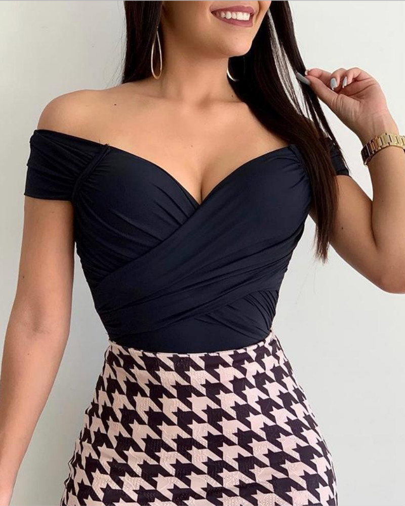 

Solid Short Sleeve Crisscross Design Bodysuit, Black