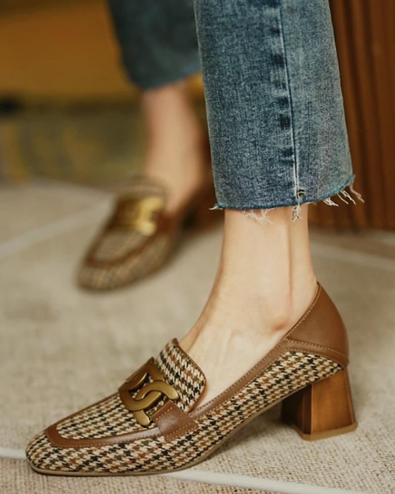 Mocasines gruesos con hebilla de metal y estampado de pata de gallo con punta cuadrada
