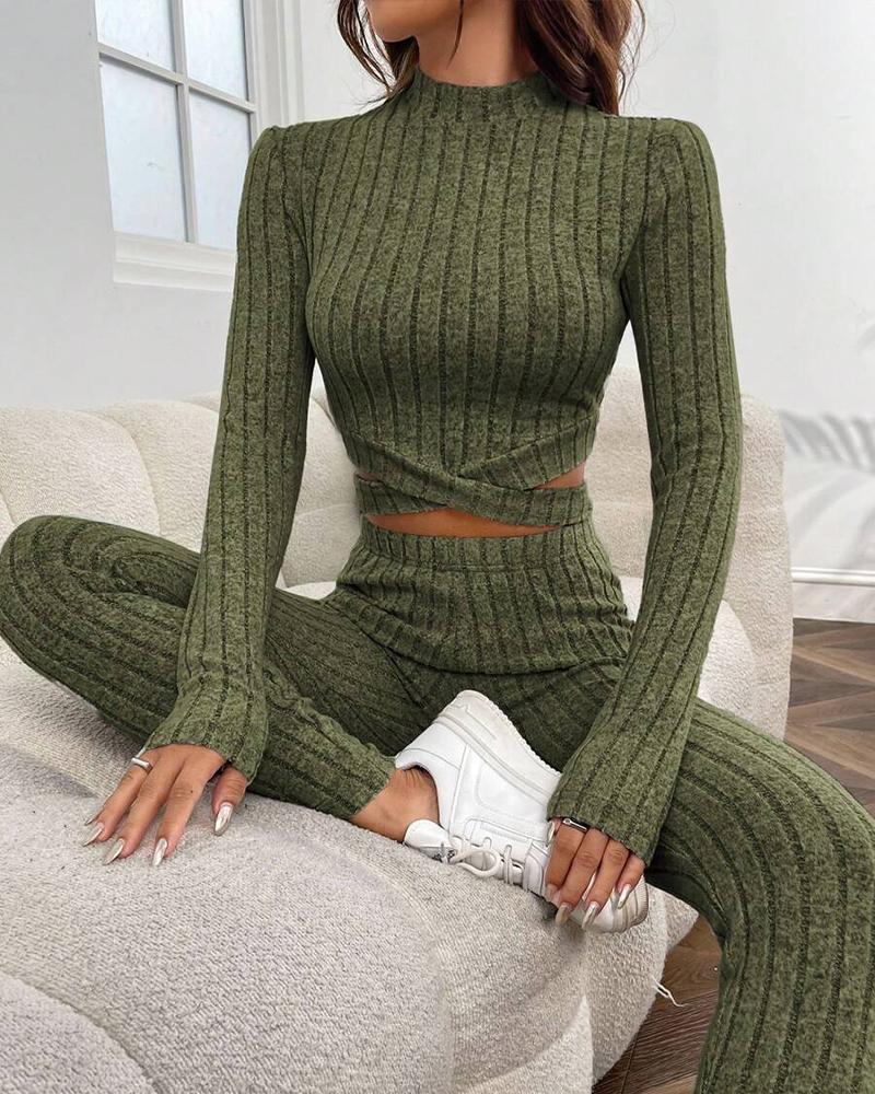 

Mock Neck Criss Cross Crop Top & Pants Set, Green