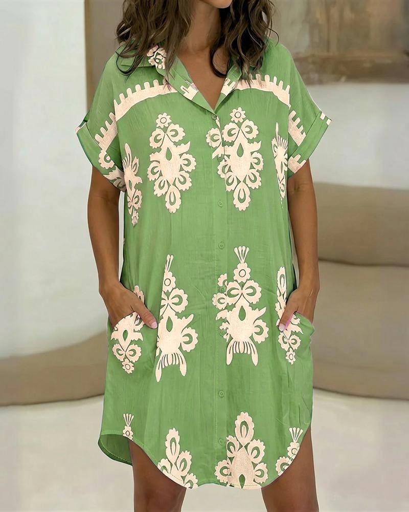 

Vestido camisa vintage com estampa barroca localizada, gola dobrável, punhos dobrados e botões. Modelo casual com barra arredondada e bolsos, perfeito para férias., Green