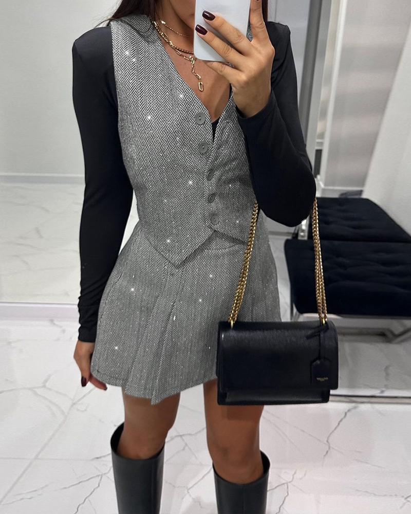 

Ensemble 2 pièces en lurex pailleté à col en V sans manches avec débardeur boutonné sur le devant et jupe plissée, Gray