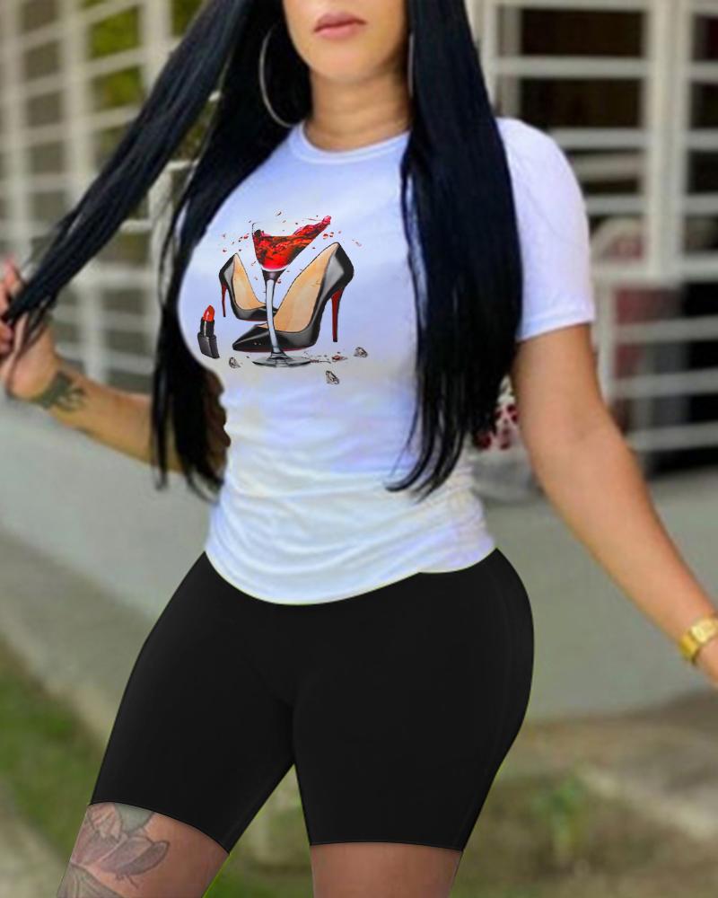 Conjunto de pantalón corto y top de manga corta con estampado gráfico