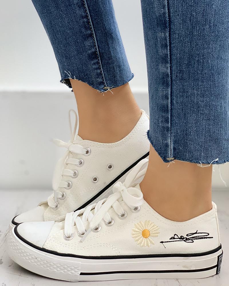 

Daisy Pattern Eyelet Lace-up Sneakers, White