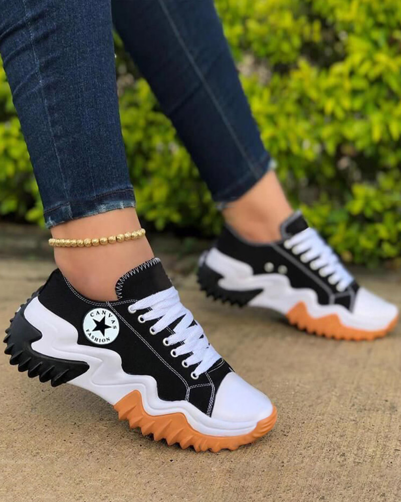 Zapatillas Muffin con paneles en contraste y cordones con ojales
