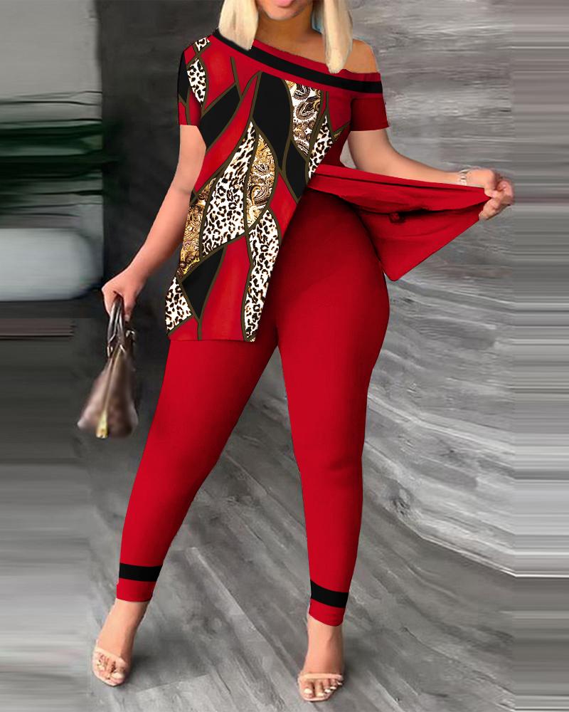 Conjunto de pantalón y top con bajo dividido y estampado de leopardo barroco de talla grande