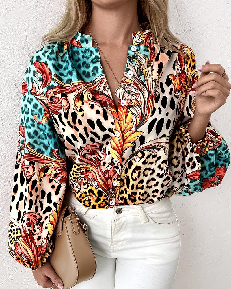 Camisa de manga larga con botones y estampado barroco de leopardo