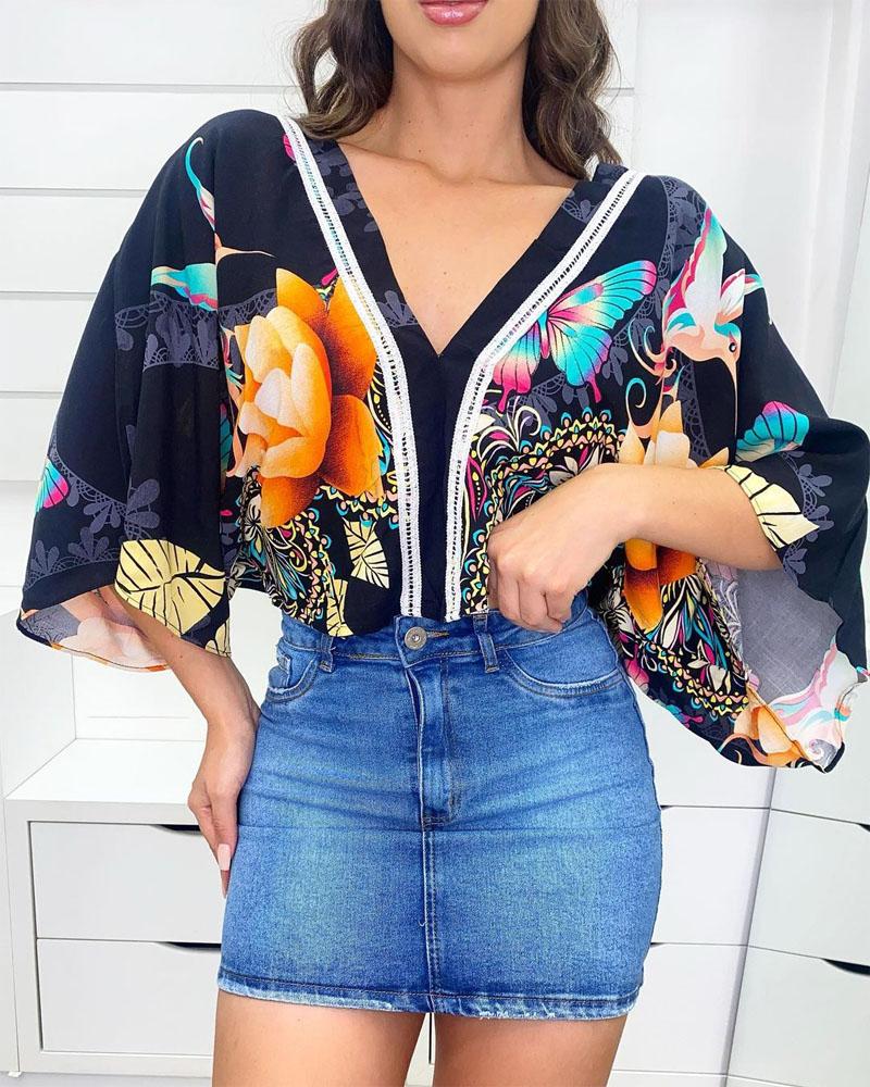 Top con cuello de pico y estampado de pájaros y mariposas