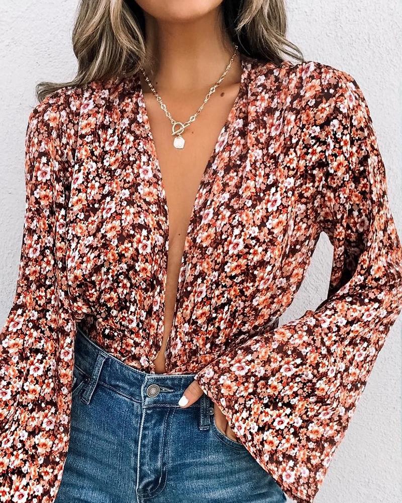 

Bell Sleeve Ditsy Floral Print Top, Multicolor