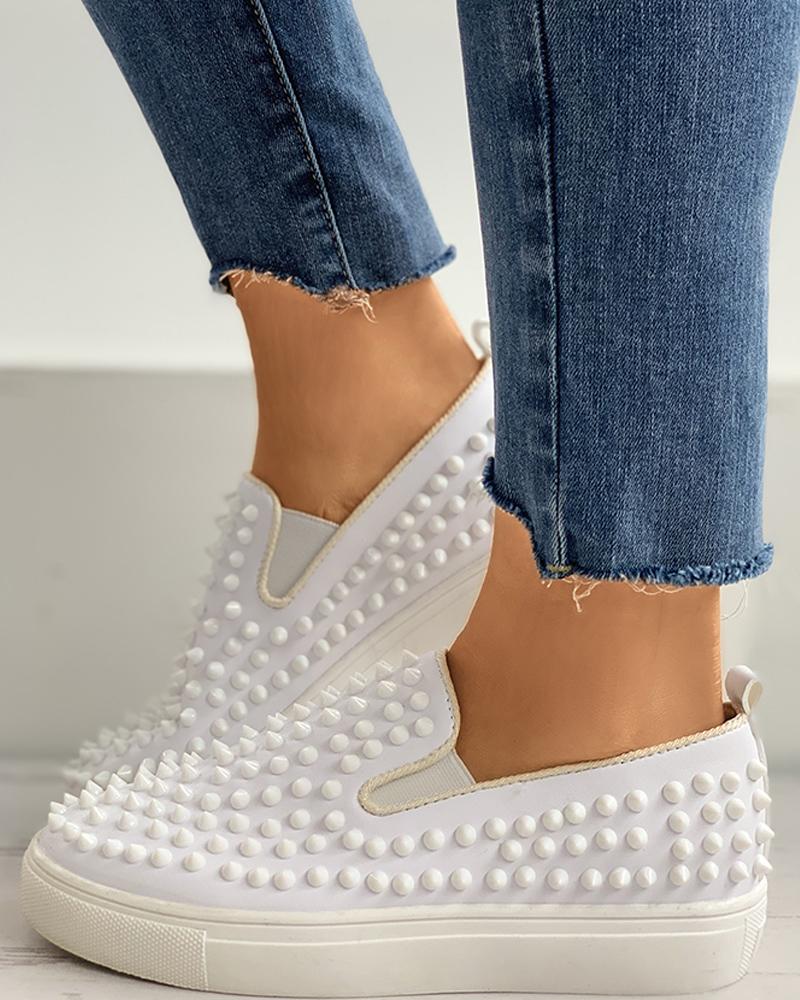 

Rivet Decor Casual Sneakers, White