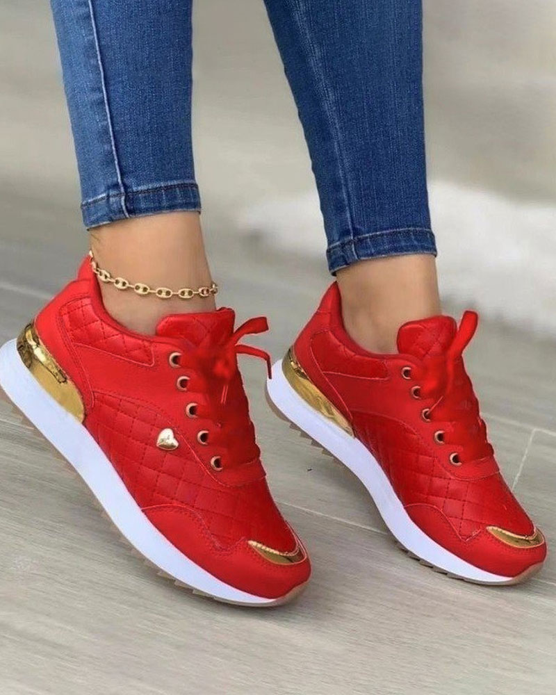 Zapatillas deportivas acolchadas con cordones y estampado de corazones de San Valentín