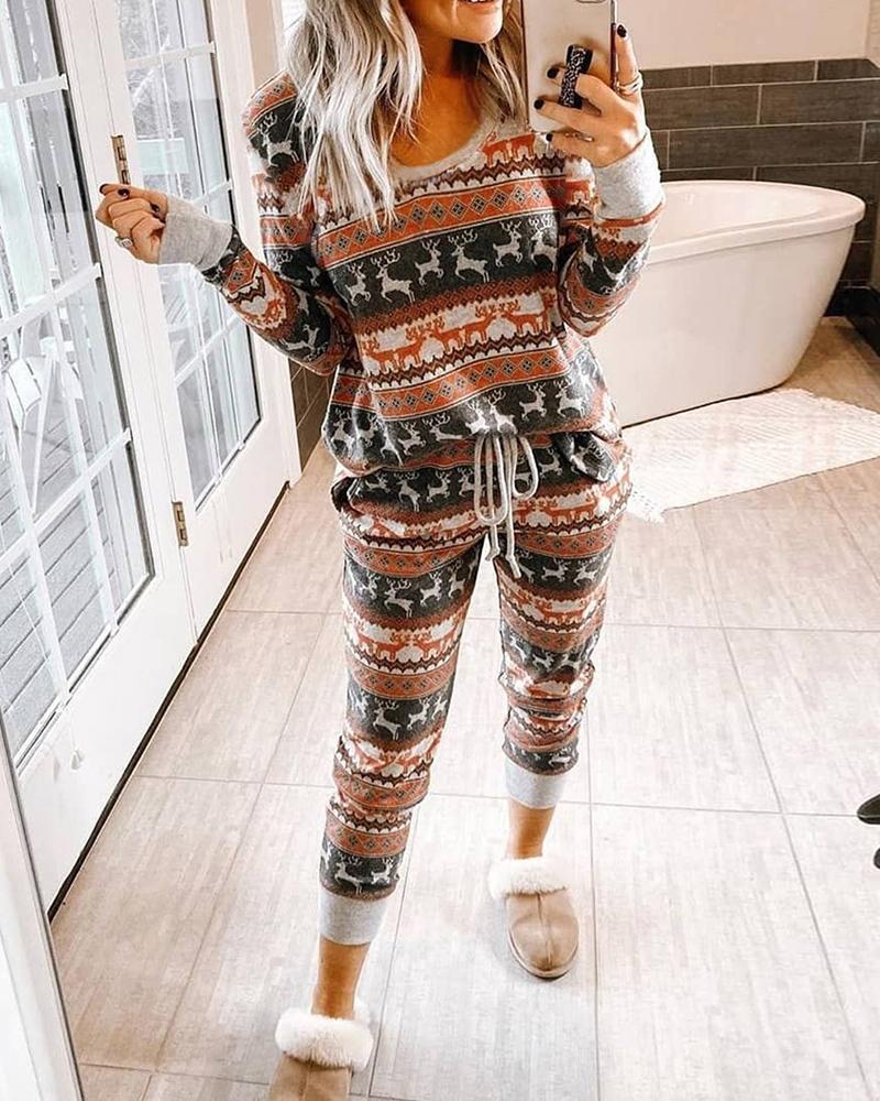 Conjunto de pantalón y top de salón con estampado navideño