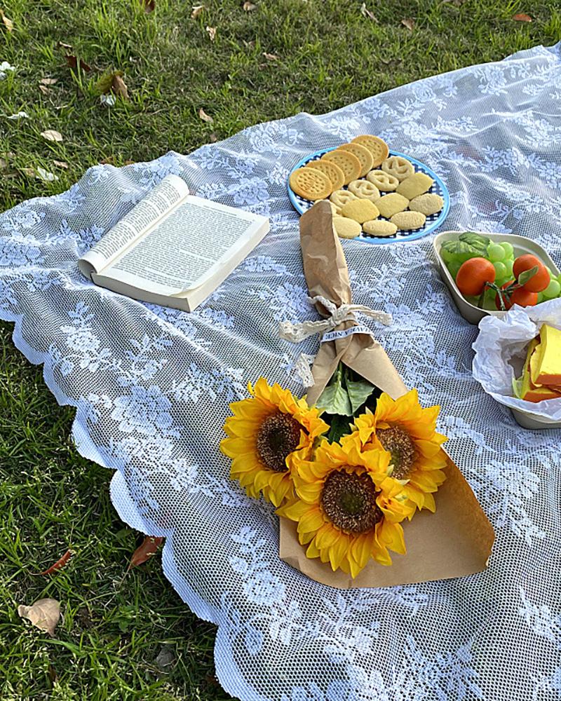 

Floral Pattern Lace Scollop Trim Outdoor Picnic Blanket, White