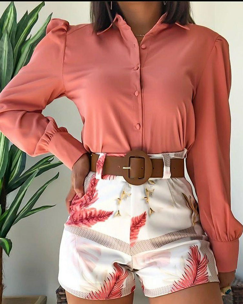 Conjunto de camisa con botones y manga farol y pantalones cortos con estampado de plantas