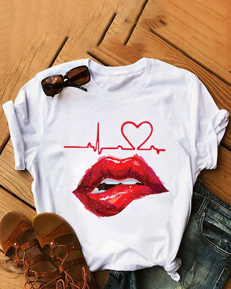 Camiseta casual de manga corta con estampado de labios y corazones