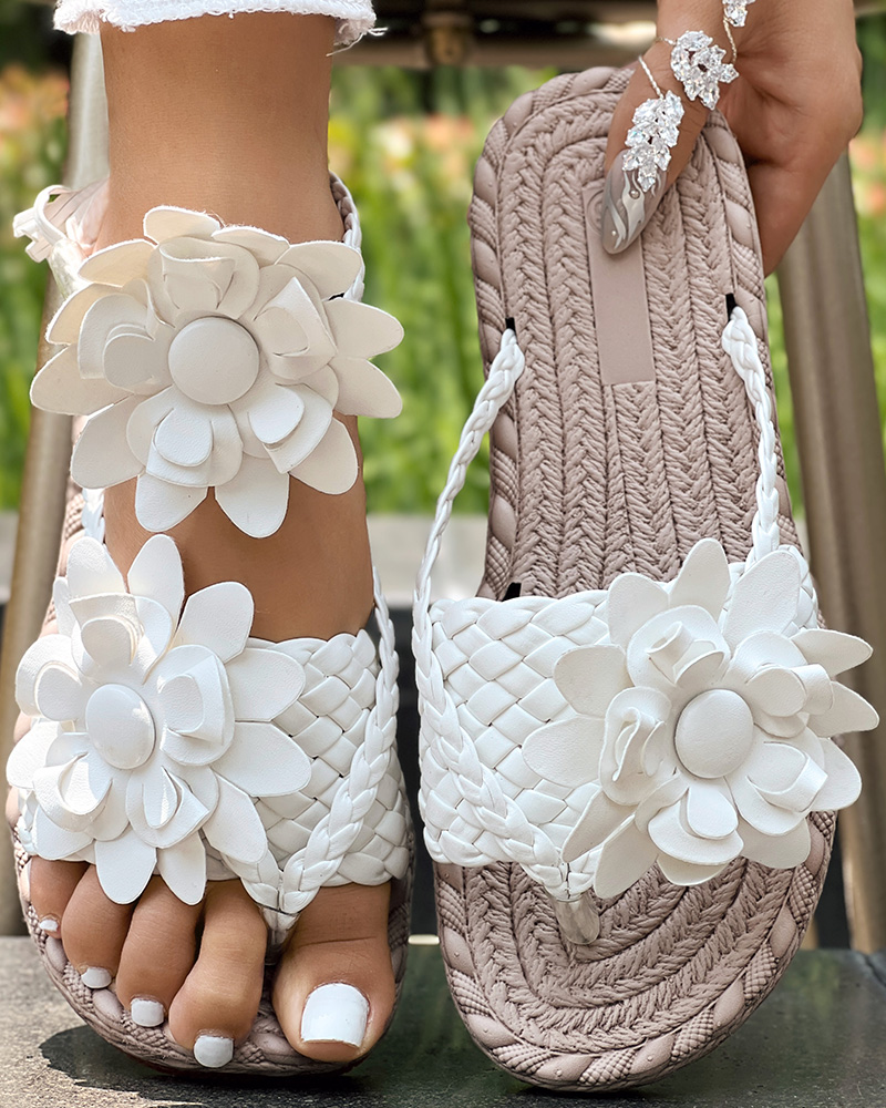 

Chanclas de playa trenzadas con diseño floral en el dedo del pie, White