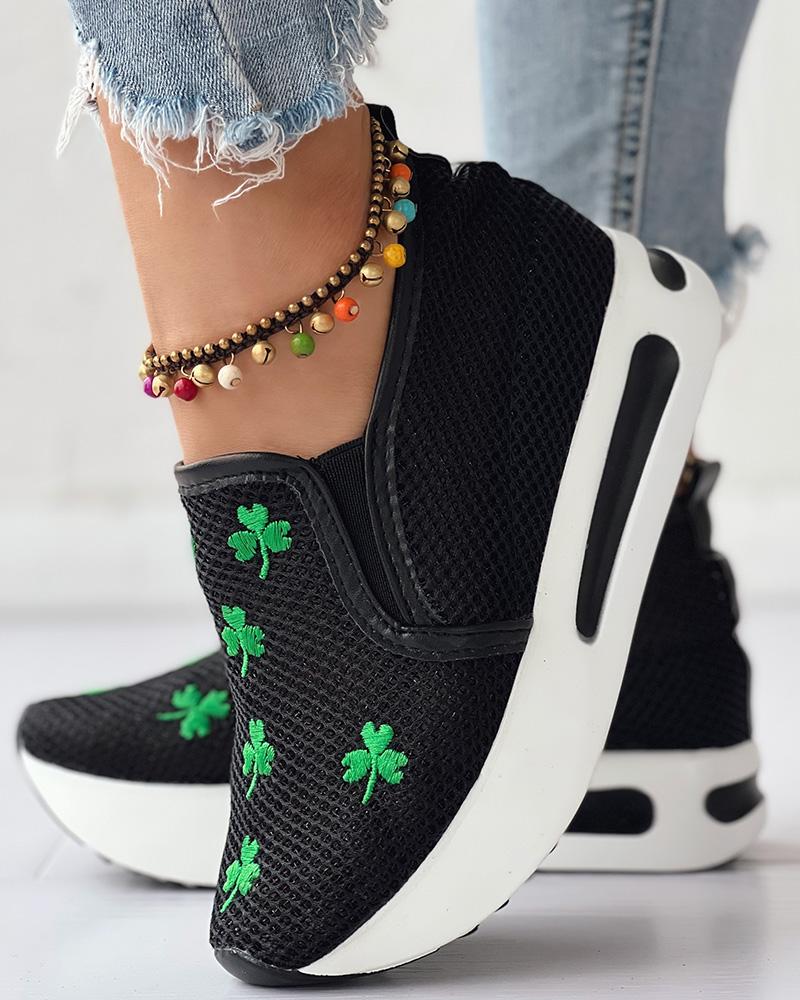 

St. Patrick's Day Clover Embroidery Hollow Out Muffin Sneakers, Black&green