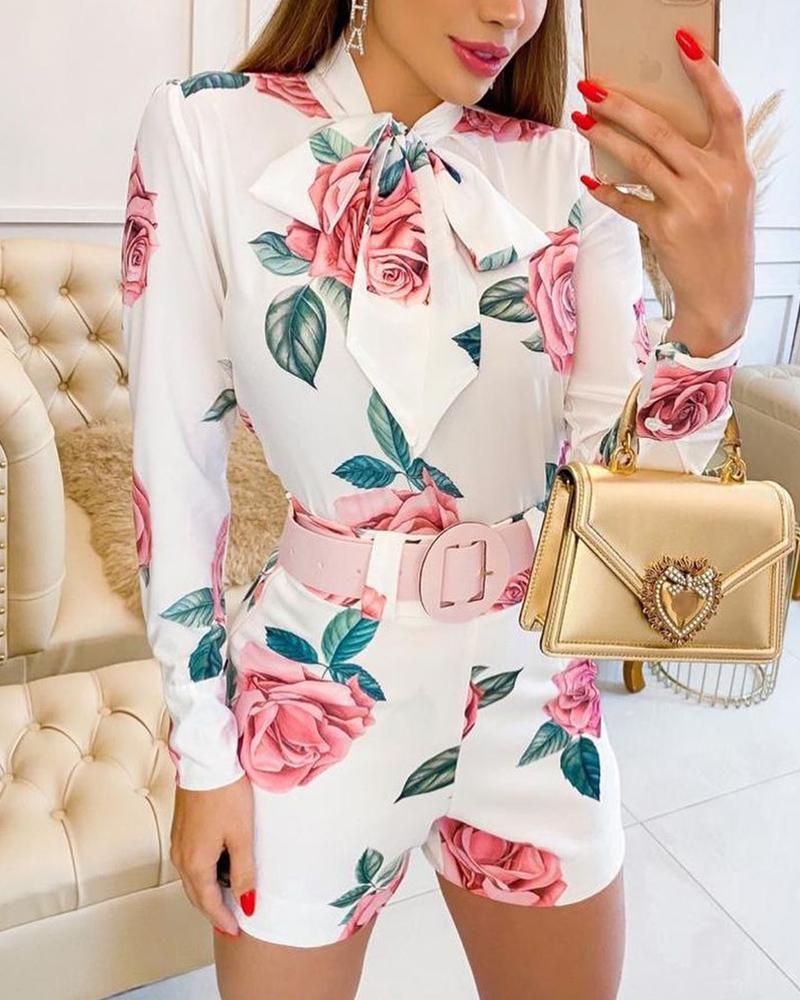 Conjunto de pantalón corto y top de manga larga con cuello anudado y estampado floral