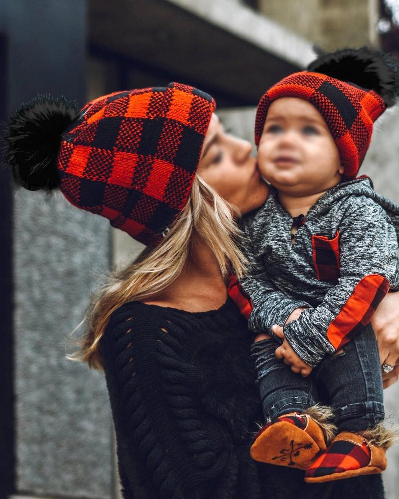 

1pc Pom Pom Decor Warm Knit Plaid Beanie For Adult & Kid, Style1