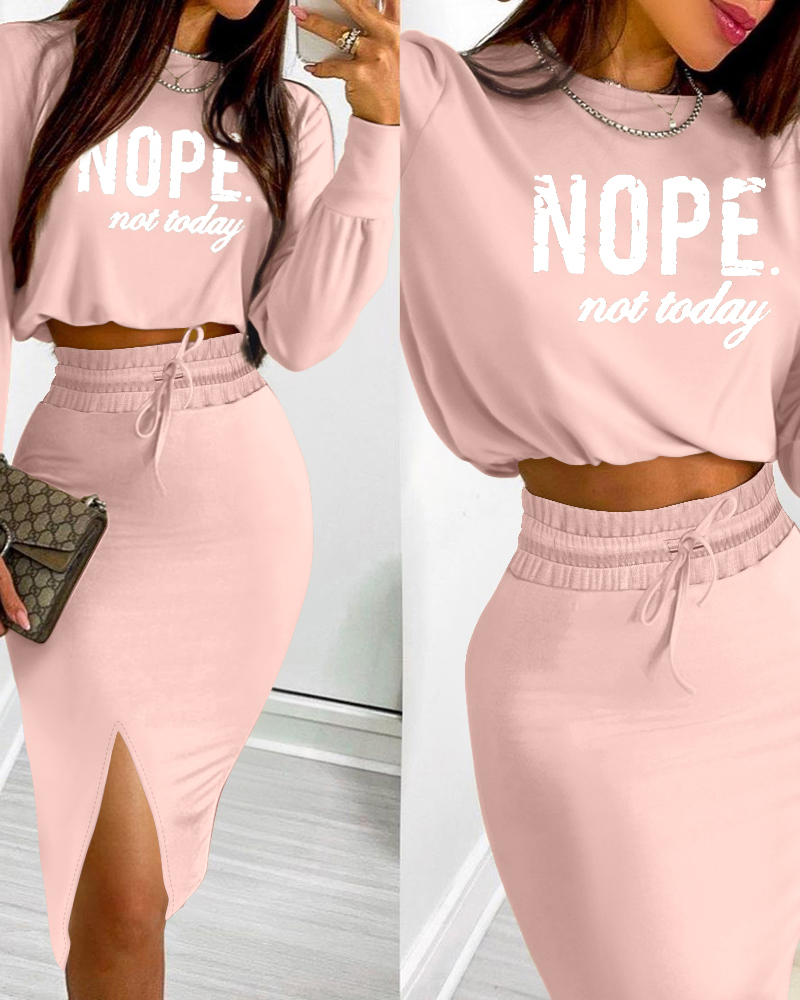 

Conjunto de 2 piezas con estampado de eslogan "NOPE. not today", top corto de manga larga con dobladillo elástico y falda informal con abertura y cintura elástica con cordón ajustable en la cintura., Pink