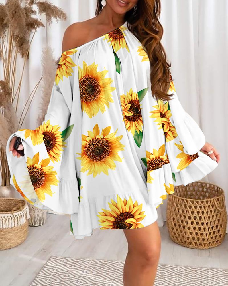 

Vestido con vuelo y dobladillo con volantes y mangas acampanadas con estampado de girasoles, White