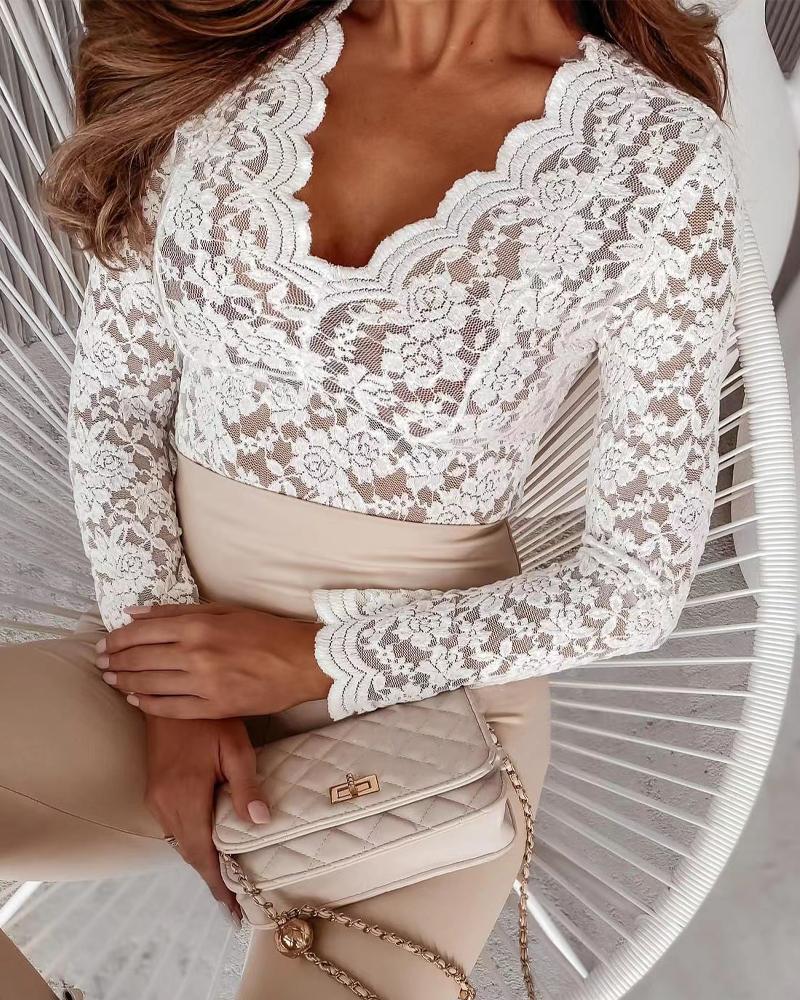 

Scallop Trim V-Neck Long Sleeve Lace Bodysuit, White