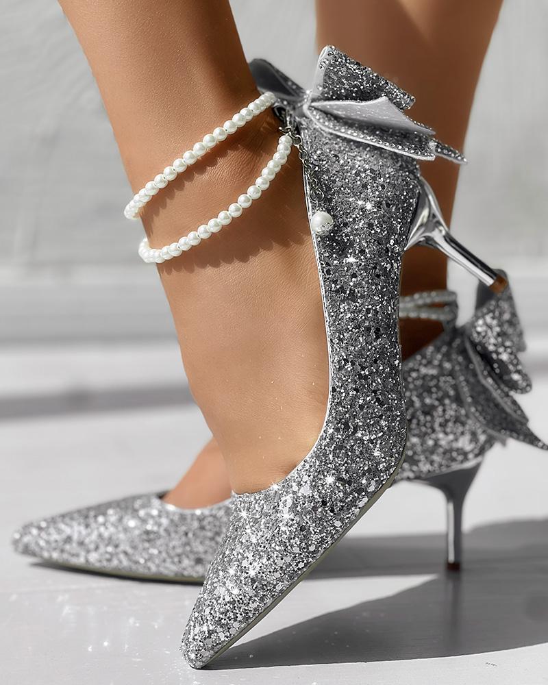 

Zapatos de tacón con tiras de perlas y lazo de lentejuelas en toda la prenda, Silver