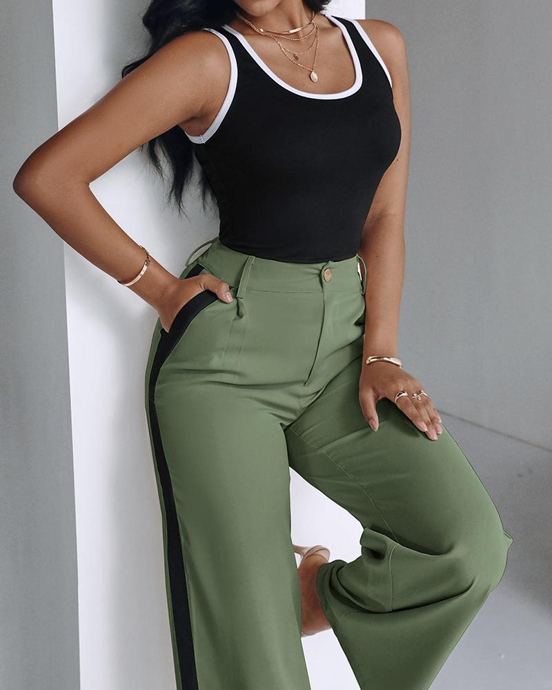 

Conjunto de camiseta sin mangas con ribetes en contraste y pantalones a rayas, Army green