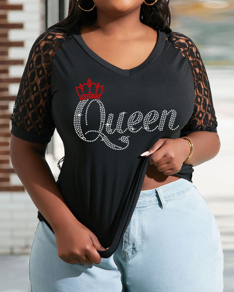 Camiseta de encaje en contraste con patrón de letras de diamantes de imitación de talla grande