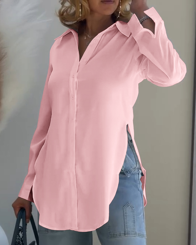 

Blusa clássica lisa de manga comprida com gola dobrável, fechamento frontal com botões e fenda., Pink