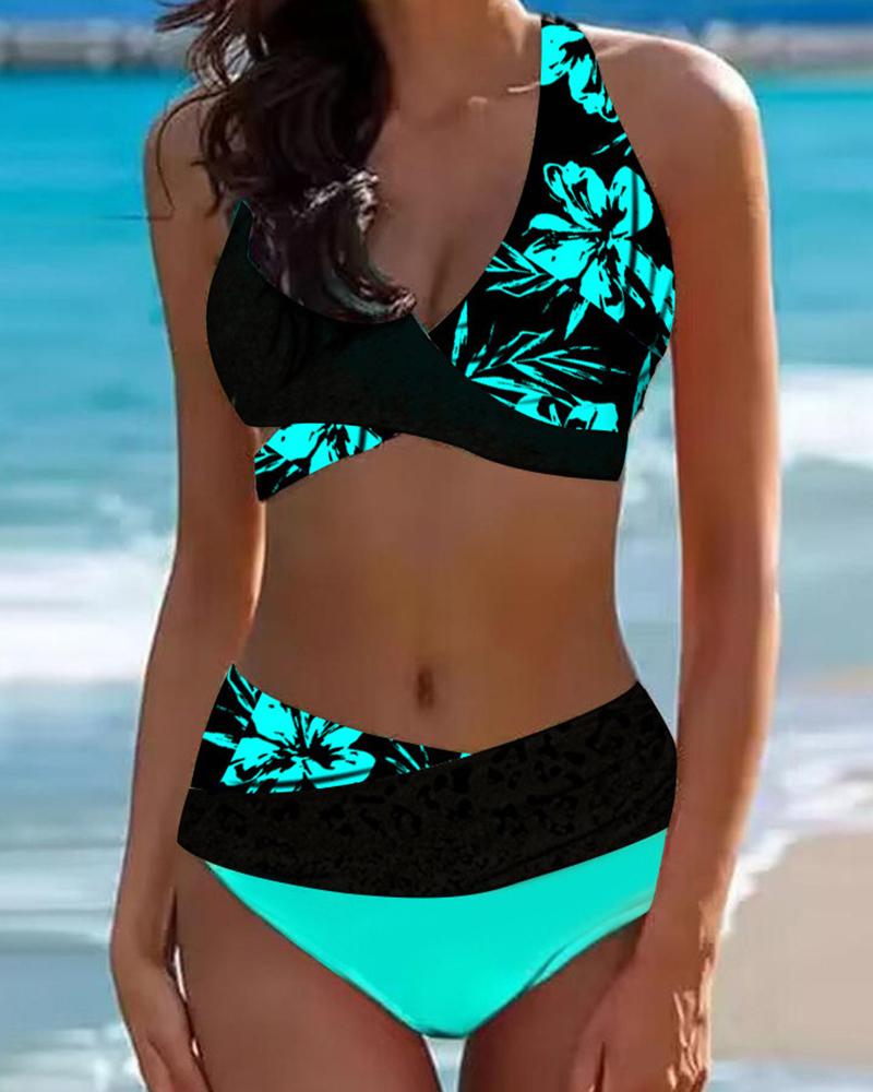 Conjunto de bikini cruzado con cuello en V y bloques de colores con estampado floral