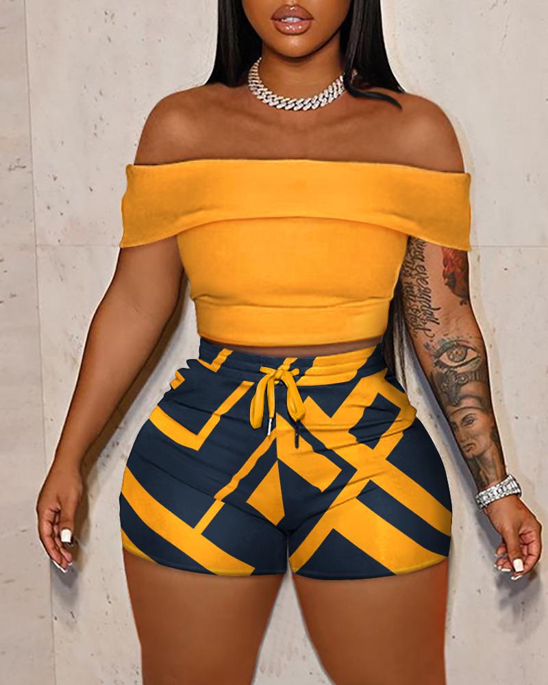 

Off Shoulder Crop Top & Geometric Print Shorts Set, Yellow