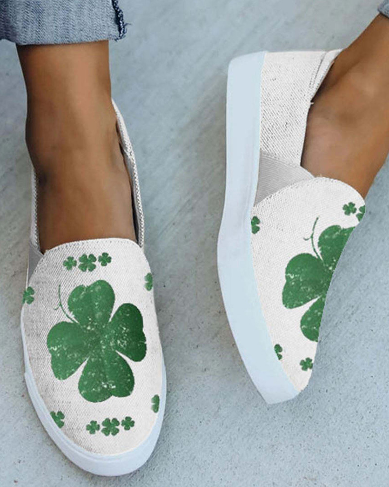 

St. Patrick's Day Big Lucky Clover Print Slip-on Canvas Loafers, White&green