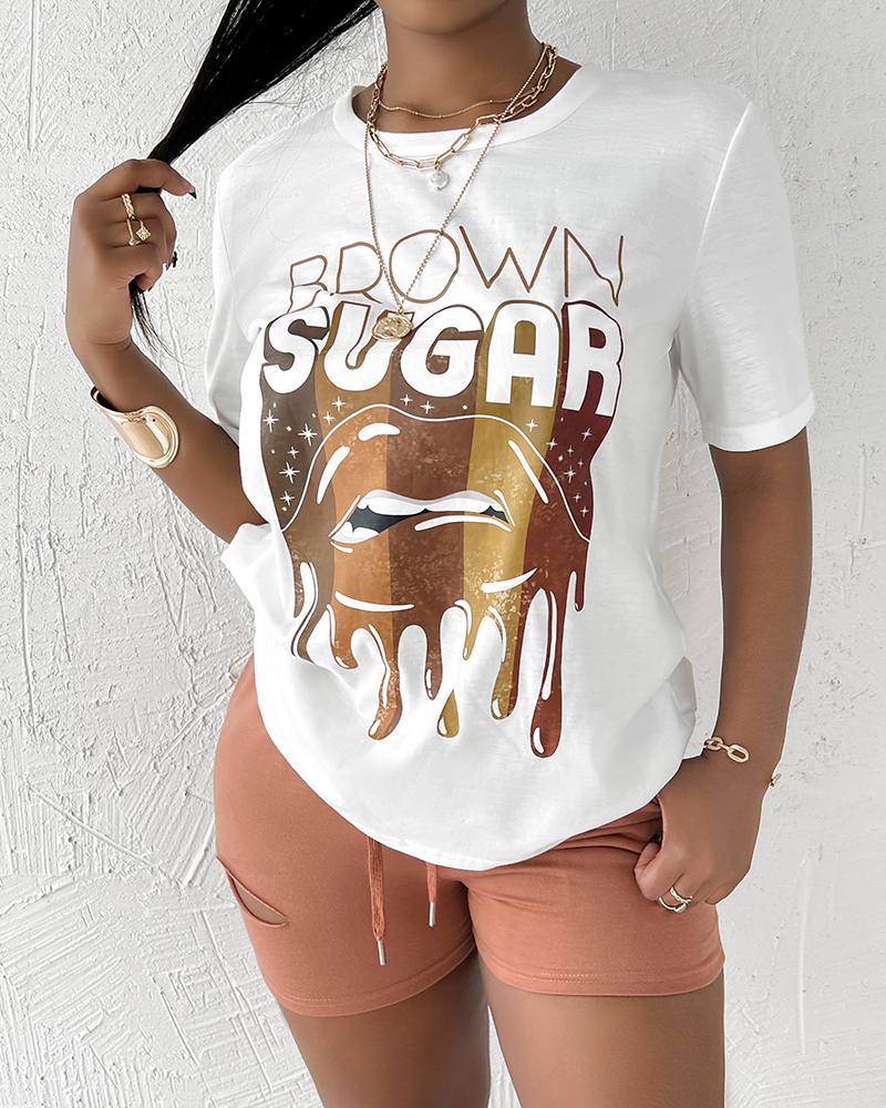 

Lip Letter Print T-shirt & Cutout Drawstring Shorts Set, Brown