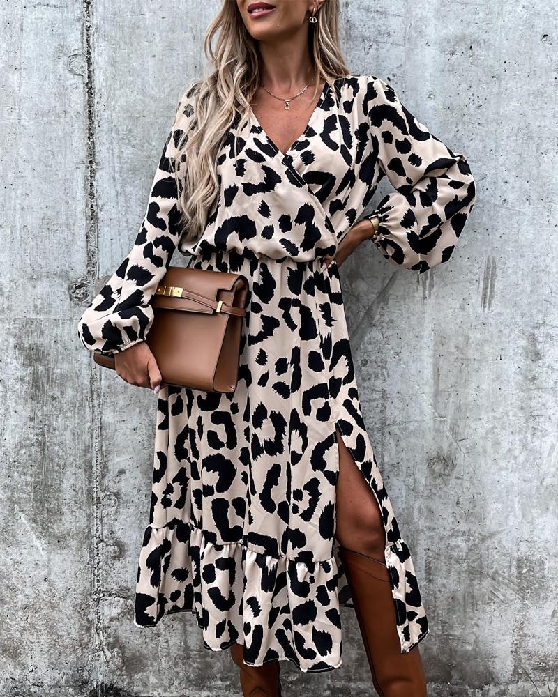 Vestido cruzado con manga farol y bajo con volantes y estampado de leopardo