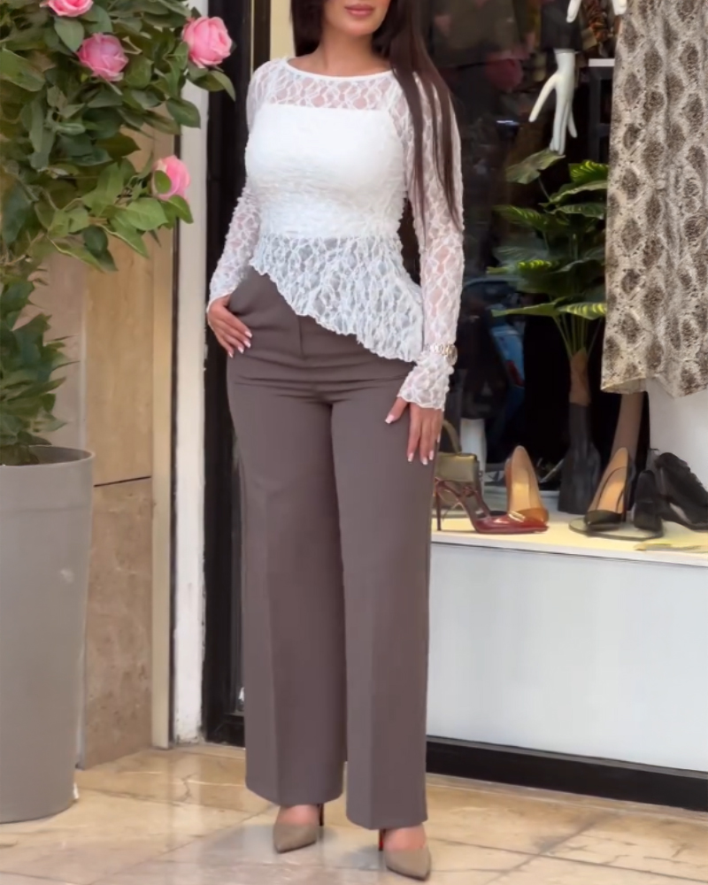 

Top de encaje transparente texturizado con dobladillo asimétrico y cintura ceñida de manga larga, White