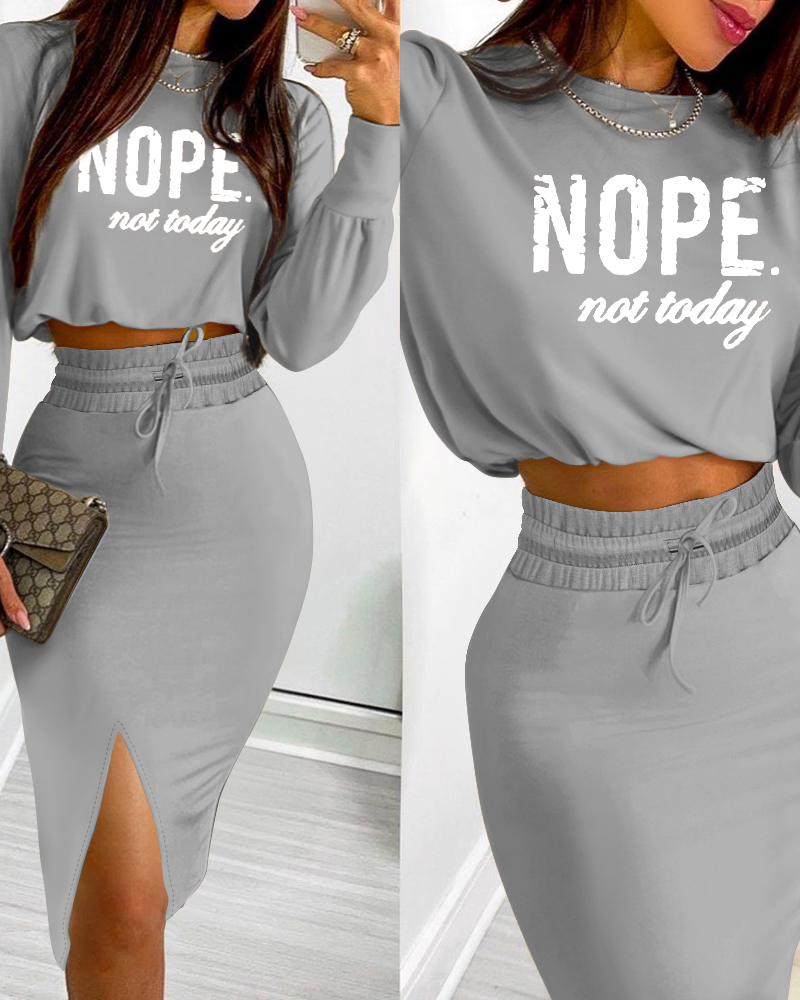 

Conjunto de 2 piezas con estampado de eslogan "NOPE. not today", top corto de manga larga con dobladillo elástico y falda informal con abertura y cintura elástica con cordón ajustable en la cintura., Gray