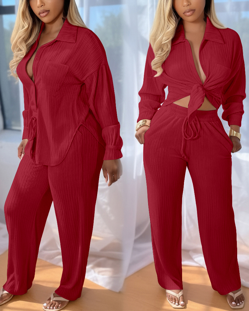 

Conjunto de dos piezas: top con cuello vuelto, botones frontales, bolsillo y bajo asimétrico; pantalón de pierna ancha con cintura elástica y cordón ajustable. Estilo casual texturizado., Red