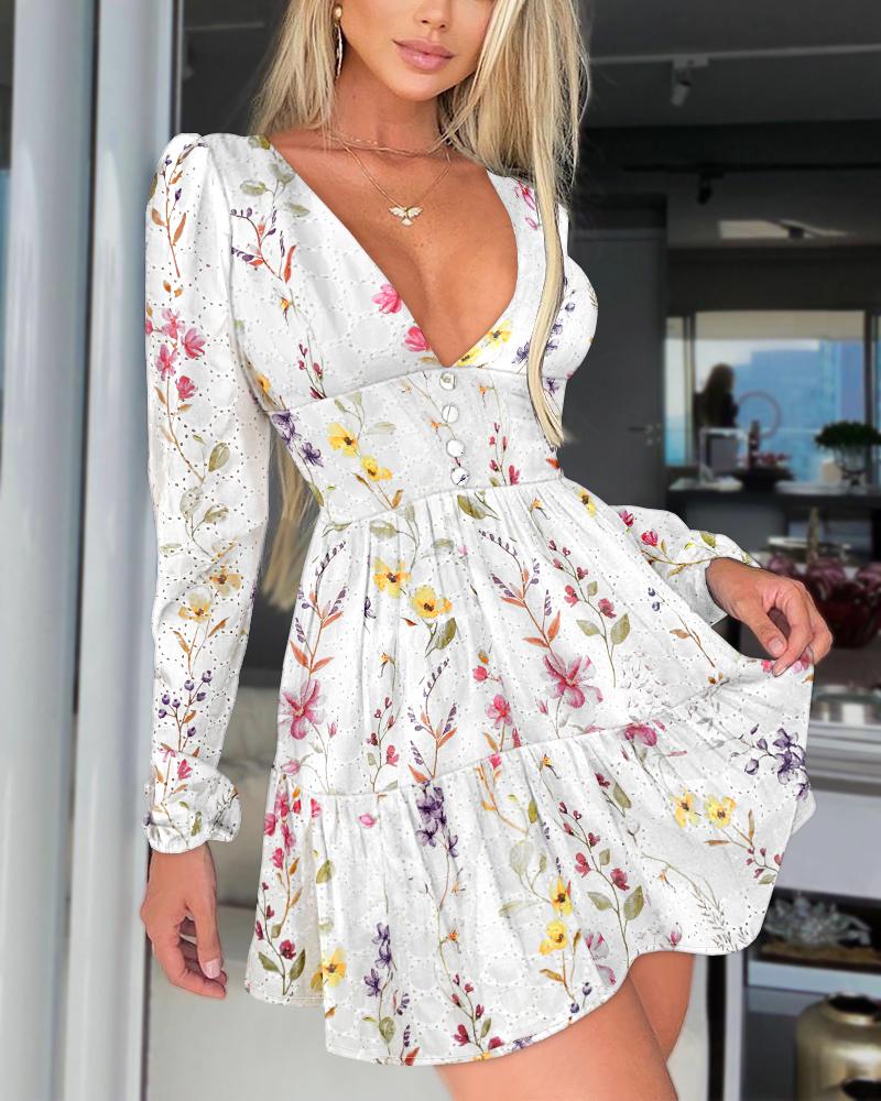 

Robe courte à motif floral avec broderie à œillets plongeants, manches longues, boutonnée sur le devant, ourlet à volants, robe décontractée, White