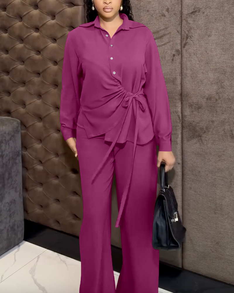 

Ensemble 2 pièces avec col rabattu, boutonné sur le devant, cordon de serrage, fente, ourlet asymétrique, et pantalon décontracté à taille élastique et fermeture éclair sur le côté., Hot pink