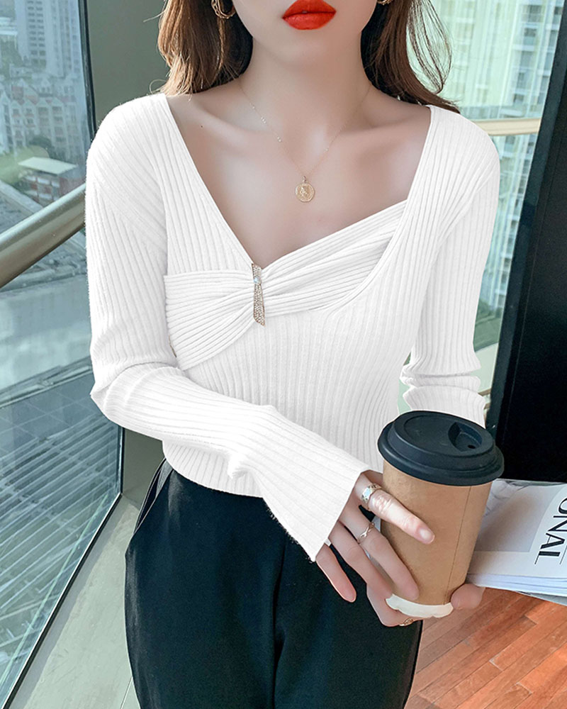 

Brooch Decor Asymmetrical Neck Knit Top, White