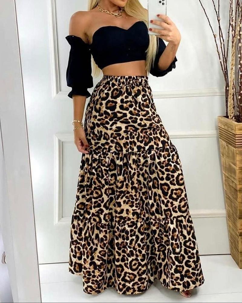 Conjunto de top corto con hombros descubiertos y falda con estampado de leopardo