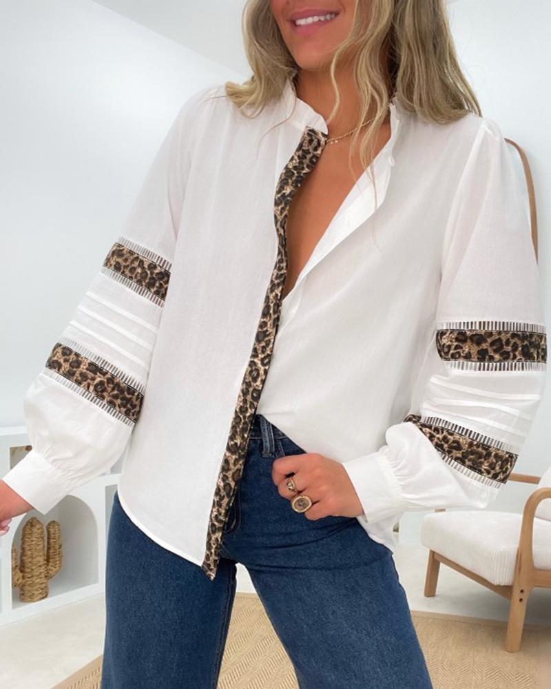 

Blusa informal con botones delanteros, manga larga, cuello alto y dobladillo con volantes de leopardo, White