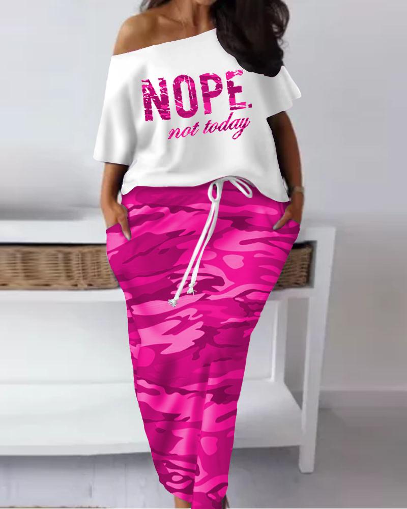 

Plus Size Slogan Camo Print Top & Drawstring Maxi Skirt Set, Rose red