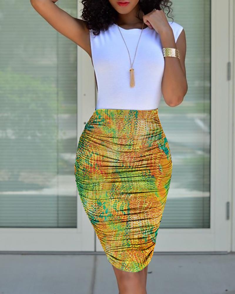 

Plain Tank Top & Snakesin Pattern Print Skirt Set, Green