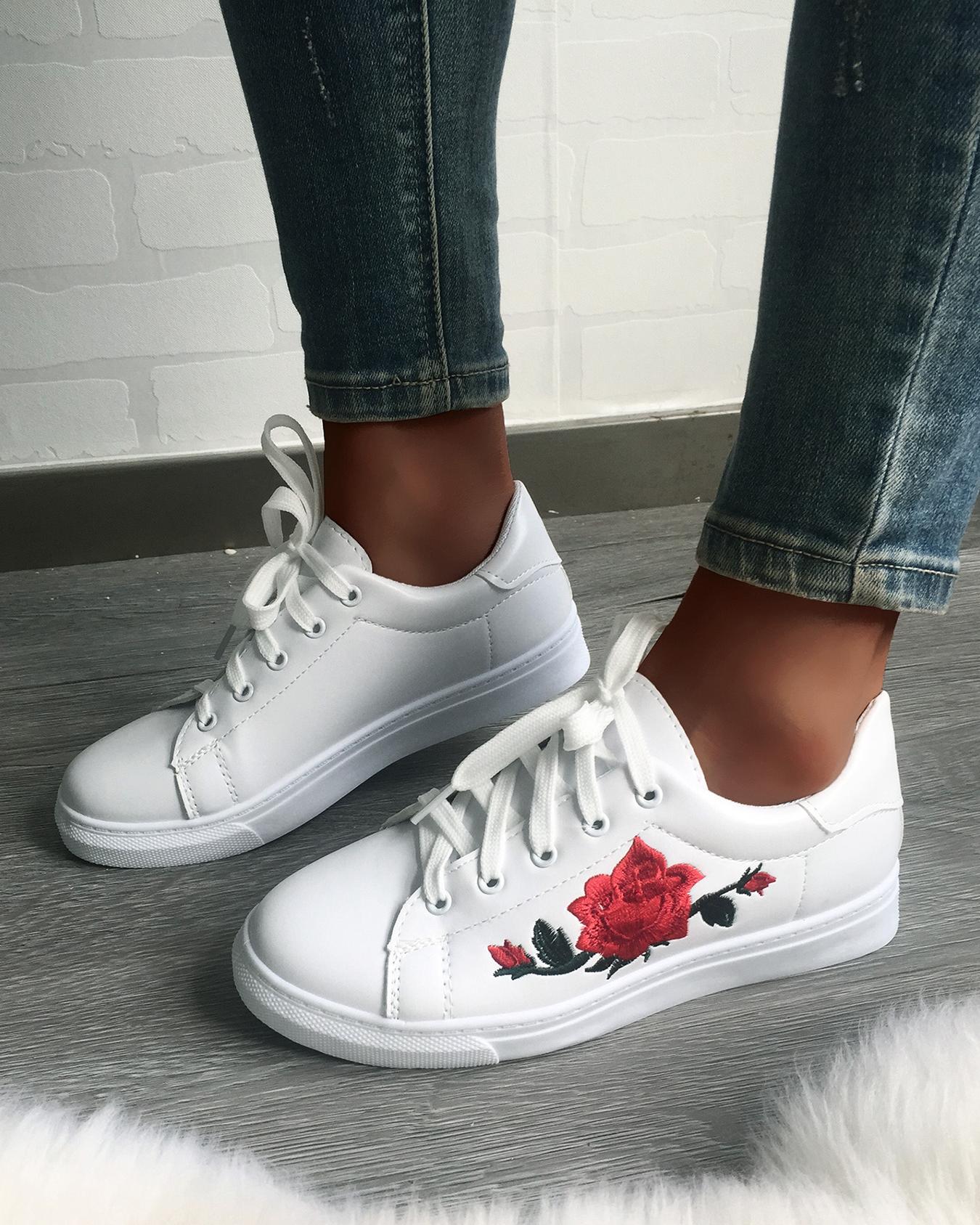 

Fashion Lace-up Floral Applique Low Top Sneakers, White