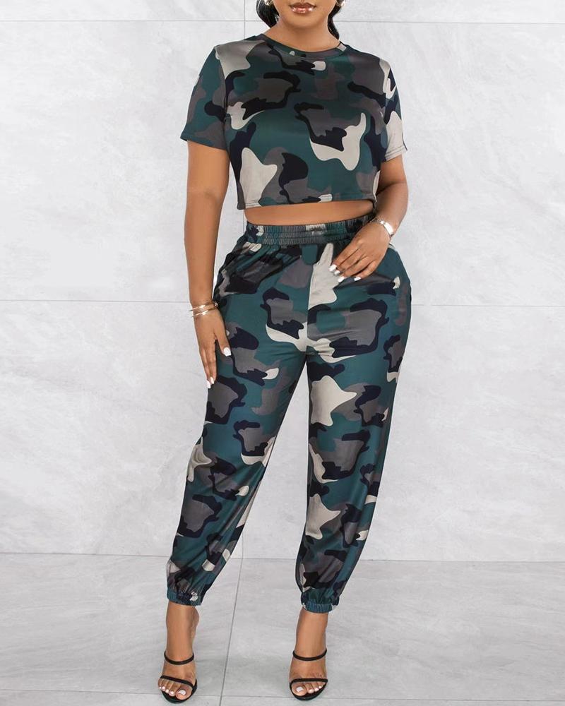 Conjunto de pantalón y top de manga corta con estampado de camuflaje