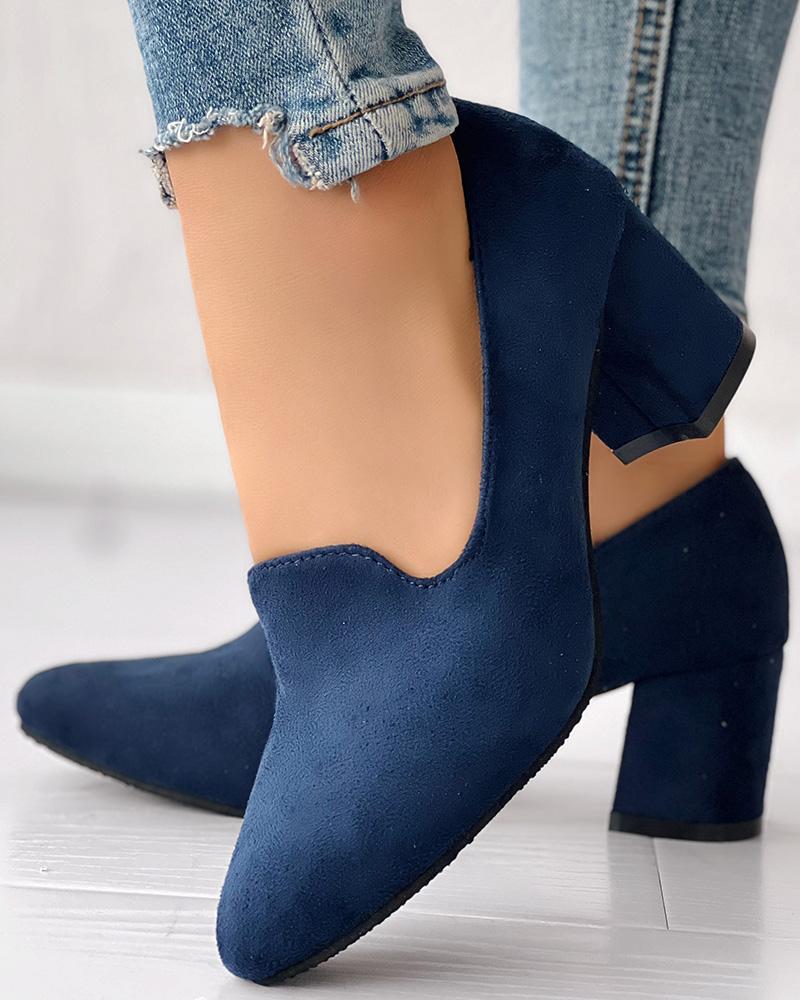 Zapatos de tacón grueso elegantes de moda